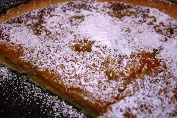 Aprikosen Whisky Tarte mit Puderzucker besteubt