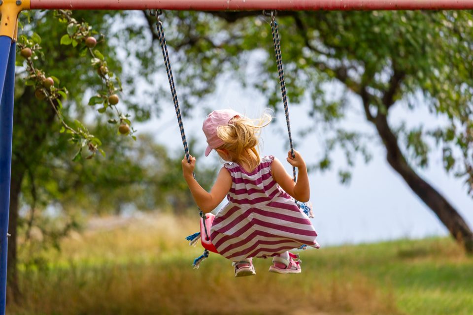 Brief an meine Tochter - Eine Liebeserklärung! Mädchen schaukelt im Garten