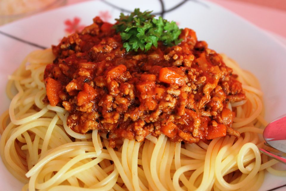 Spaghetti Bolognese Gurkensalat Parmesan