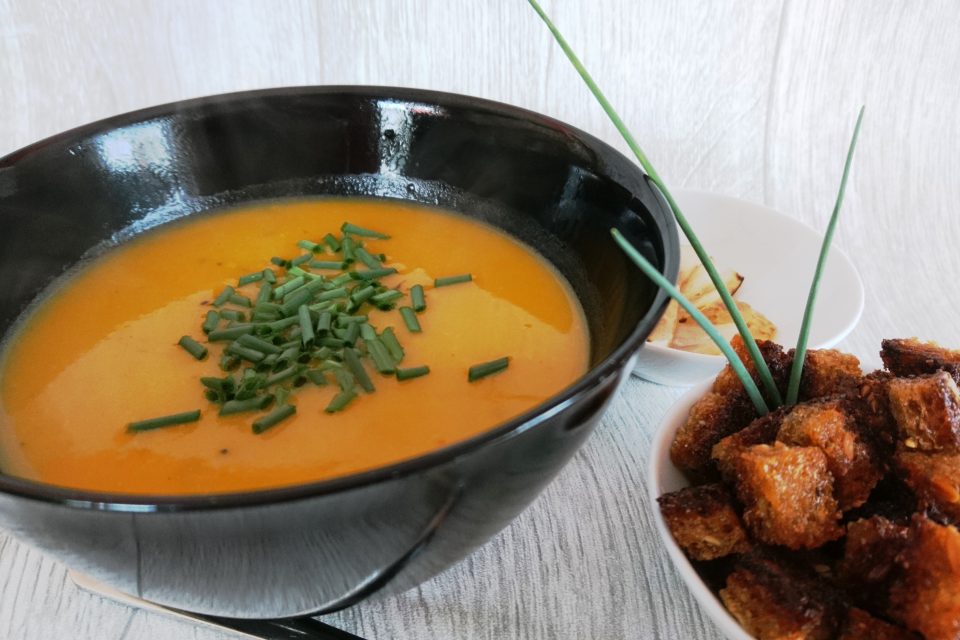Kürbiscremesuppe, Kürbiscremesuppe Rezept, Kürbis Rezepte einfach, Welcher Kürbis für Suppe?, Suppen Rezepte, Rezept für Kürbissuppe, Kürbis Rezept vegetarisch, laktosefrei, einfache Kürbissuppe, Kürbissuppe Rezept