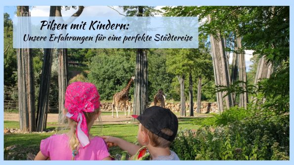 Pilsen mit Kindern 3 Tage voller Highlights - Zoo, DinoPark und Tipps, Kinder schauen sich Giraffen im Zoo Pilsen an
