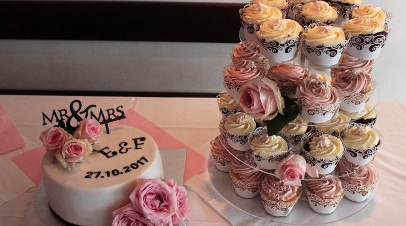 Hochzeit, Hochzeitstorte, Hochzeitstorte weiß, Torte mit echten Blumen, Cupcake Torte, Hochzeit Cupcakes