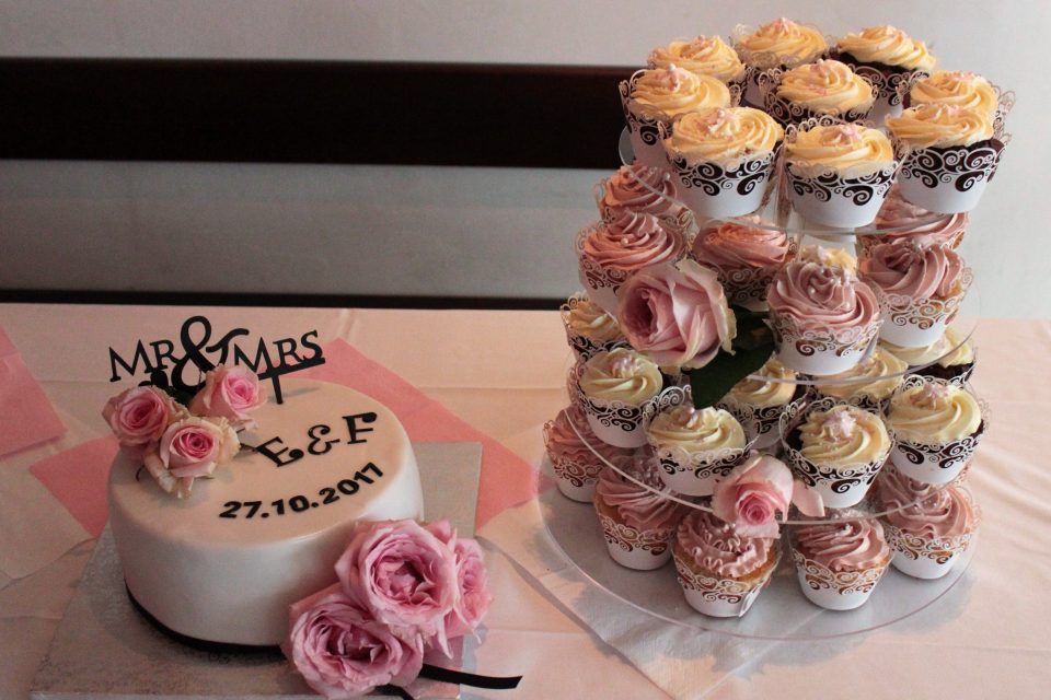 Hochzeit, Hochzeitstorte, Hochzeitstorte weiß, Torte mit echten Blumen, Cupcake Torte, Hochzeit Cupcakes