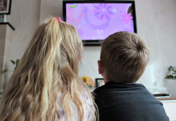 Fernsehn, Fernseher, Kinder Medienkonsum, Kinder schauen fern, wie lange dürfen Kinder fernsehen, wie lange dürfen kleinkinder fernsehen, Medienkonsum, Kinder