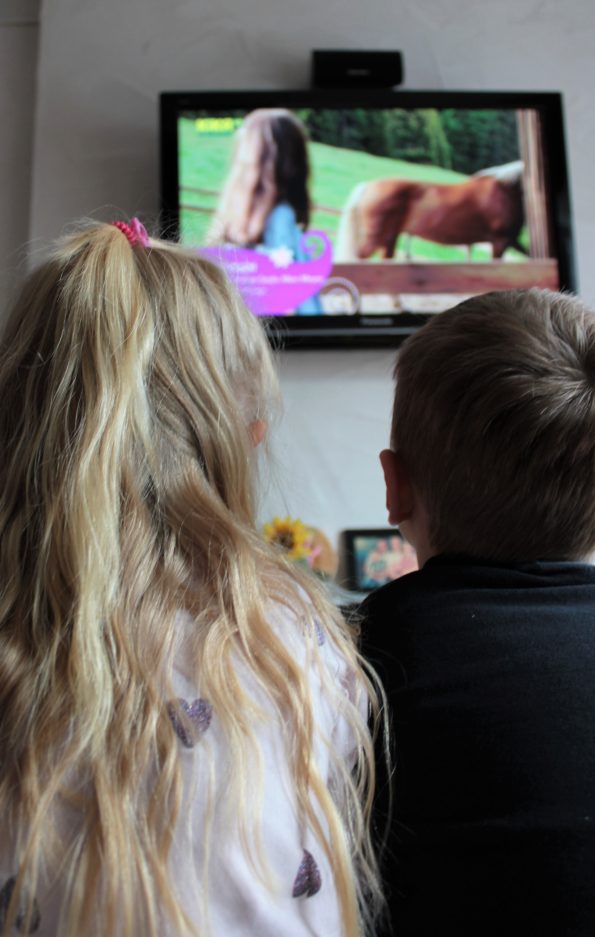 Fernsehn, Fernseher, Kinder Medienkonsum, Kinder schauen fern, wie lange dürfen Kinder fernsehen, wie lange dürfen kleinkinder fernsehen, Medienkonsum, Kinder