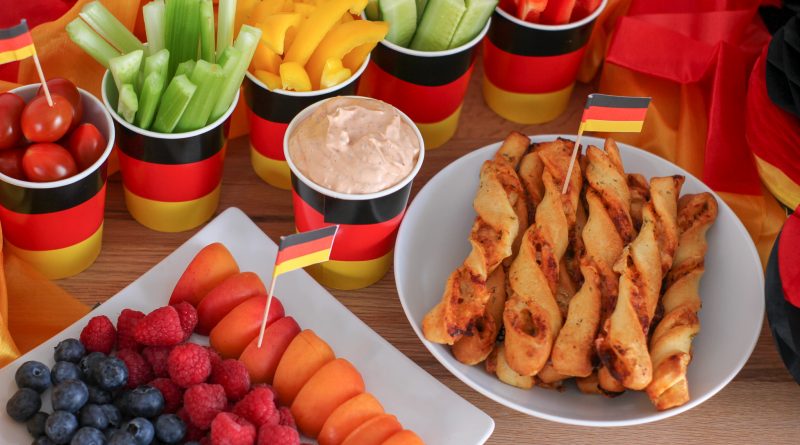 Fussball WM 2018 mit Kindern, Snacks, Pizzastangen, Obstteller, Deutschland, Gemüsesticks, Tomaten Knoblauch Dip