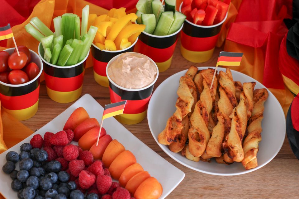 Fussball WM 2018 mit Kindern, Snacks, Pizzastangen, Obstteller, Deutschland, Gemüsesticks, Tomaten Knoblauch Dip