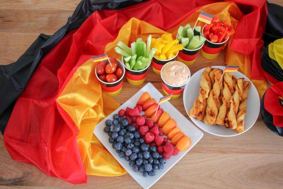 Fussball WM 2018 mit Kindern, Snacks, Pizzastangen, Obstteller, Deutschland, Gemüsesticks, Tomaten Knoblauch Dip
