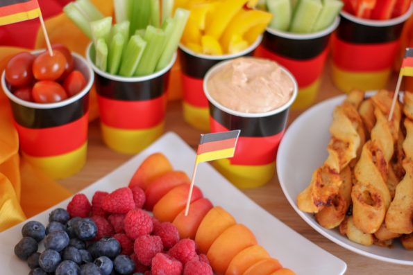 Fussball WM 2018 mit Kindern, Snacks, Pizzastangen, Obstteller, Deutschland, Gemüsesticks, Tomaten Knoblauch Dip