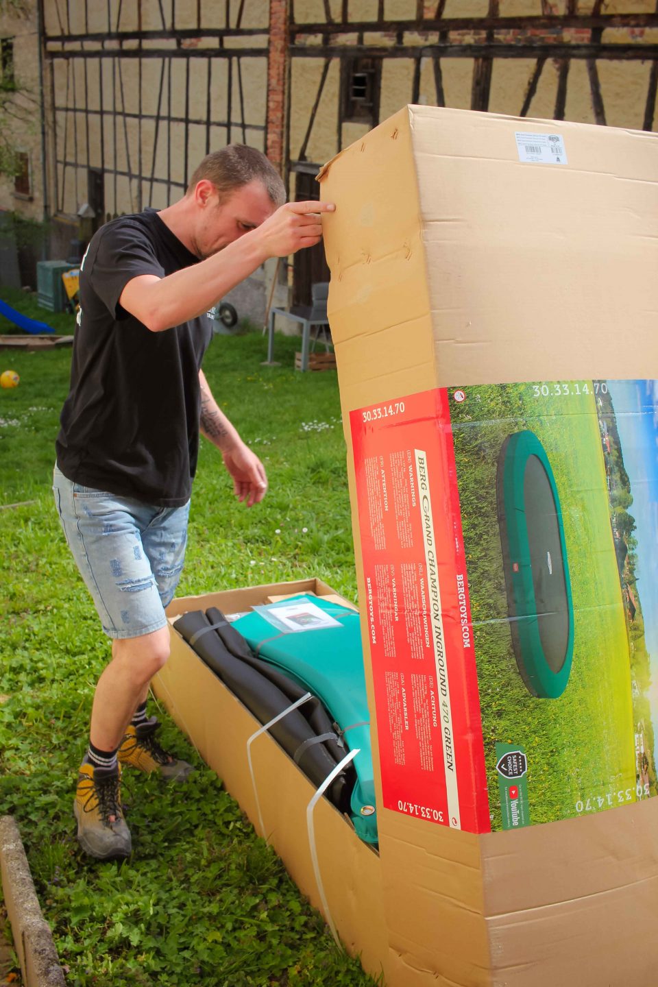 Auspacken des BERG Trampolins InGround Oval
