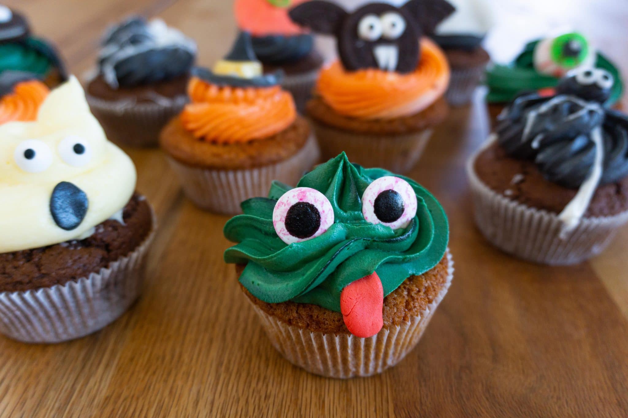 Kinderleichte Halloween Cupcakes mit schaurig schöner Fondant Deko