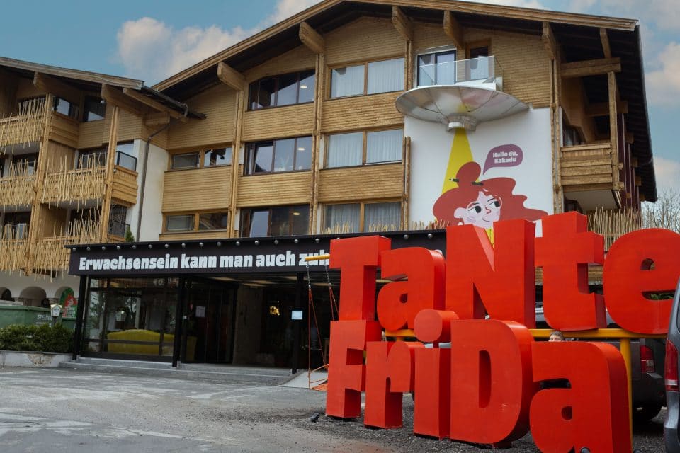 TaNte-FriDa-das-verrueckte-Kinderhotel-Famillienhotel-in-Maria-Alm-in-Oesterreich-im-Salzburger-Land