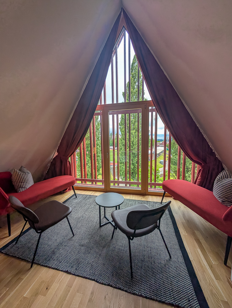 Bregenz mit Kindern erleben - Tipps und Ausflüge rund um das Jufa Hotel am Bodensee - Jufa Hotel Zimmer mit Aussicht auf den Fussballplatz