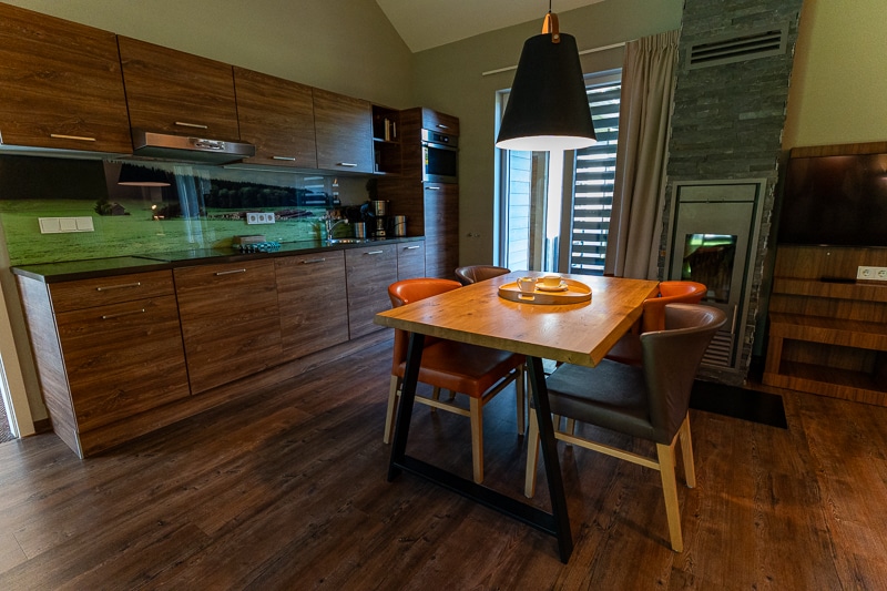 Center Parcs Allgäu mit Kindern, unser Erfahrungsbericht für Familien - VIP Wellness Haus Küche mit Esstisch