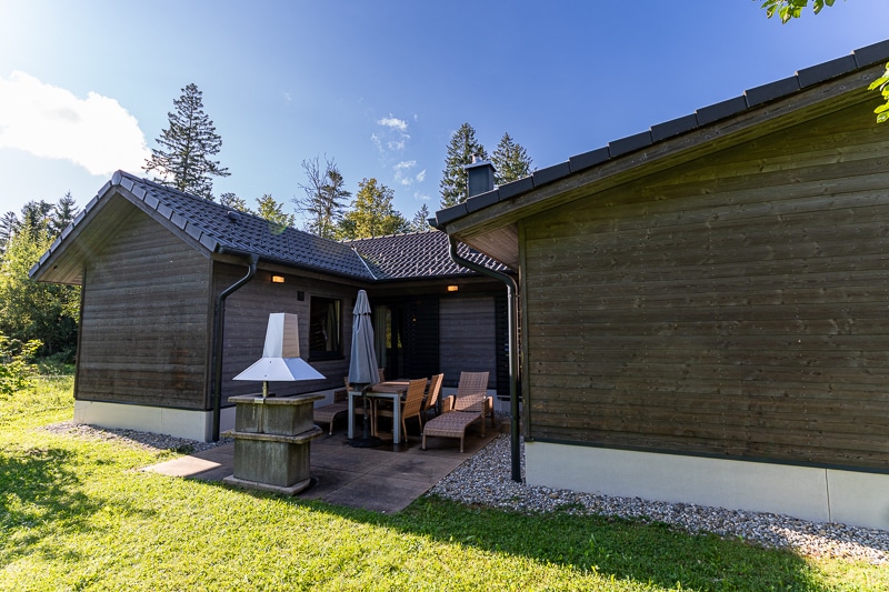 Center Parcs Allgäu mit Kindern, unser Erfahrungsbericht für Familien - VIP Wellness Haus Außenbereich mit Grill