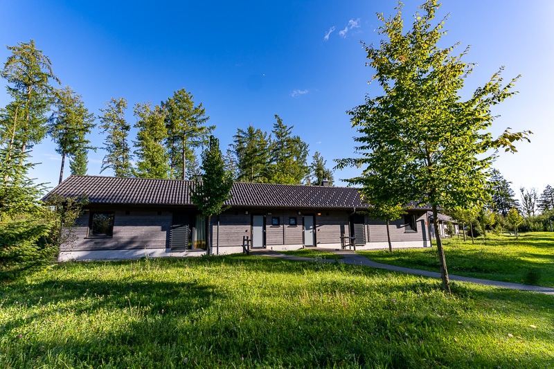 Center Parcs Allgäu mit Kindern, unser Erfahrungsbericht für Familien - VIP Wellness Haus vordere Ansicht