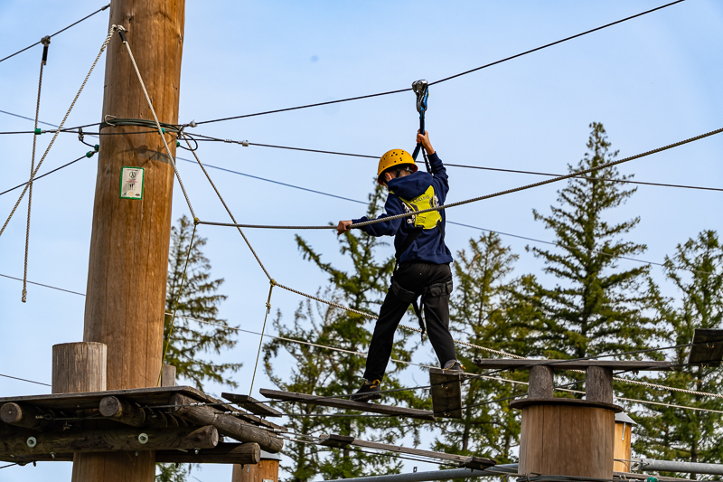 Center Parcs Allgäu mit Kindern, unser Erfahrungsbericht für Familien - Klettergarten - Kind klettert