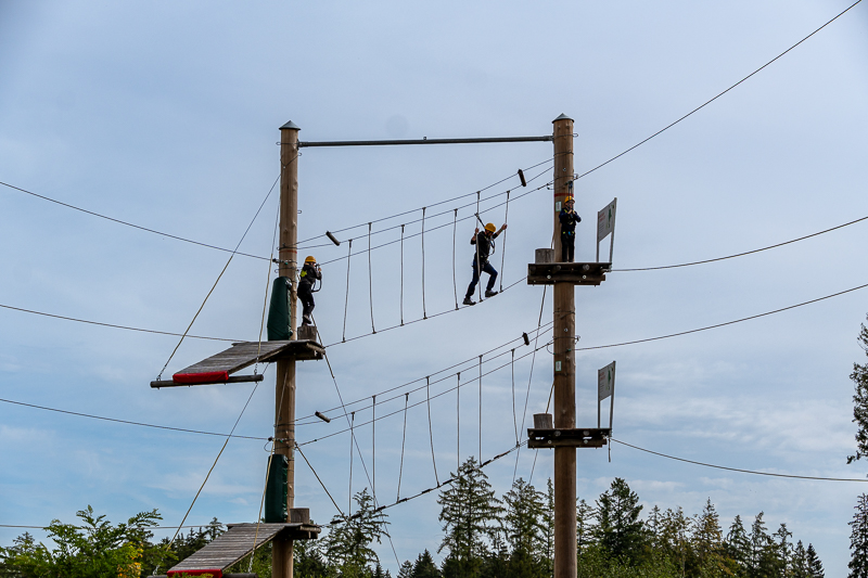 Center Parcs Allgäu mit Kindern, unser Erfahrungsbericht für Familien - Klettergarten, Familie beim Klettern