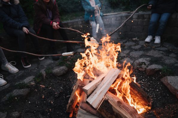 Silvester mit der Familie in den Jugendherbergen Nordmark, Familie beim Feiern, Lagerfeuer, Stockbrot