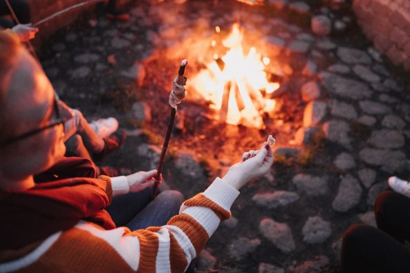 Silvester mit der Familie in den Jugendherbergen Nordmark, Lagerfeuer, Stockbrot