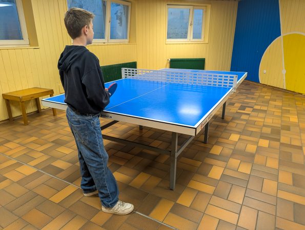 Mit Kindern in Freiburg Warum die Jugendherberge der perfekte Ausgangspunkt für Familien ist, Spielzimmer mit Tischtennis und Tischkicker