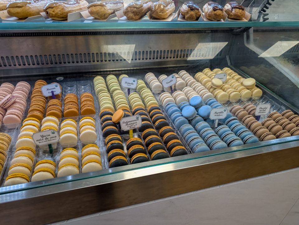 Mit Kindern in Freiburg Warum die Jugendherberge der perfekte Ausgangspunkt für Familien ist, Freiburg Altstadt, Macaronnerie La Parisienne