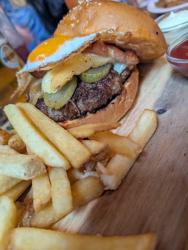 Mit Kindern in Freiburg Warum die Jugendherberge der perfekte Ausgangspunkt für Familien ist, Freiburg Altstadt, Erste Liebe Restaurant, Erste Liebe Freiburg