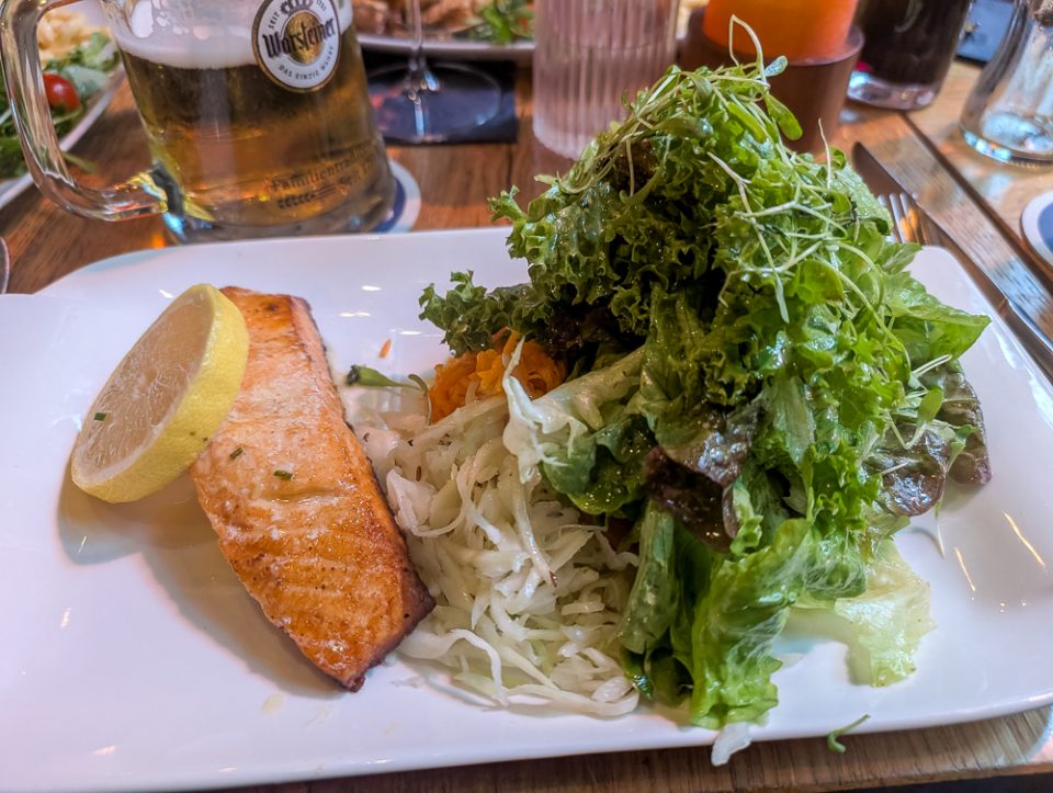 Mit Kindern in Freiburg Warum die Jugendherberge der perfekte Ausgangspunkt für Familien ist, Freiburg Altstadt, Erste Liebe Restaurant, Erste Liebe Freiburg