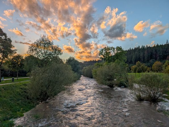 Mit Kindern in Freiburg Warum die Jugendherberge der perfekte Ausgangspunkt für Familien ist, Freiburg Dreisam