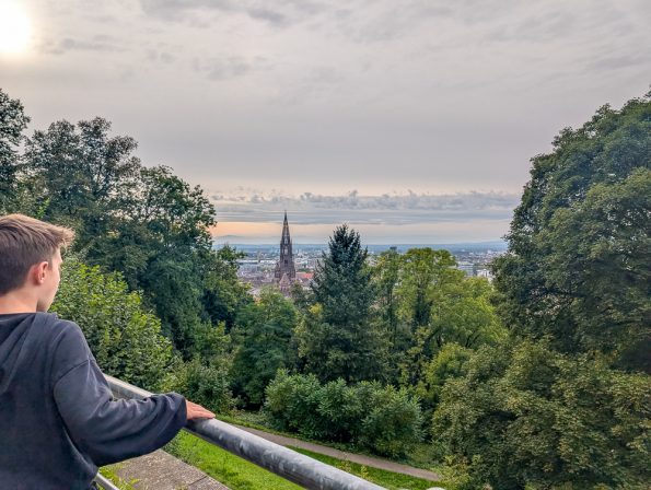 Mit Kindern in Freiburg Warum die Jugendherberge der perfekte Ausgangspunkt für Familien ist, Freiburg Altstadt, Blick auf die Stadt vom Schlossberg aus