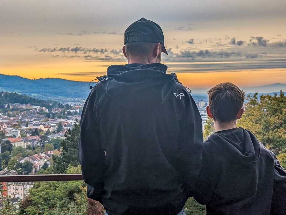 Mit Kindern in Freiburg Warum die Jugendherberge der perfekte Ausgangspunkt für Familien ist, Schlossberg Freiburg, Blick auf Freiburg