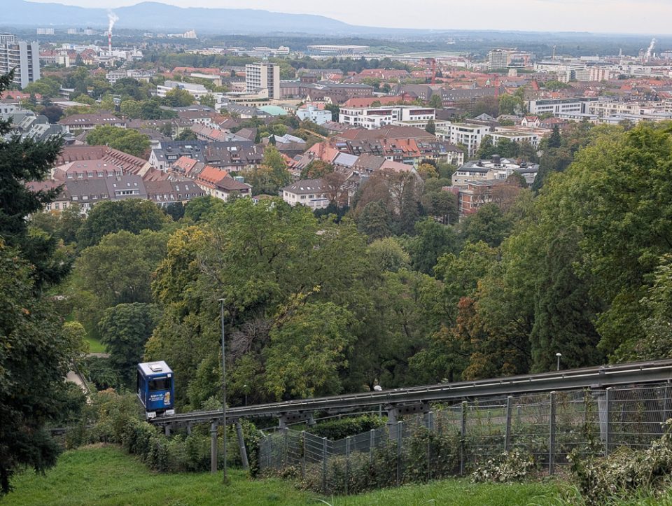 Mit Kindern in Freiburg Warum die Jugendherberge der perfekte Ausgangspunkt für Familien ist, Schlossberg Freiburg, Blick auf Freiburg