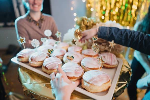 Silvester mit der Familie in den Jugendherbergen Nordmark, Familie beim Feiern, Berliner