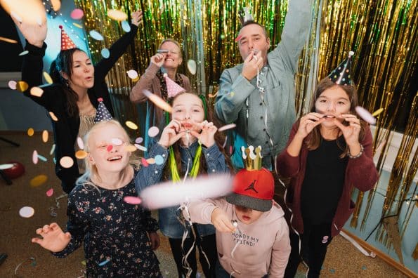 Silvester mit der Familie in den Jugendherbergen Nordmark, Familie beim Feiern, Konfetti, Luftschlangen
