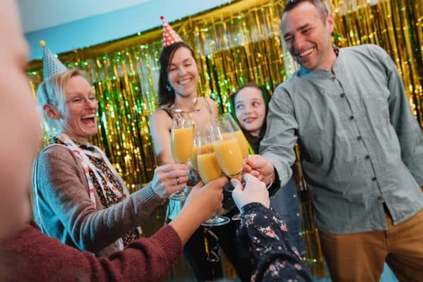 Silvester mit der Familie in den Jugendherbergen Nordmark, Familie beim Feiern, Anstoßen mit Sekt