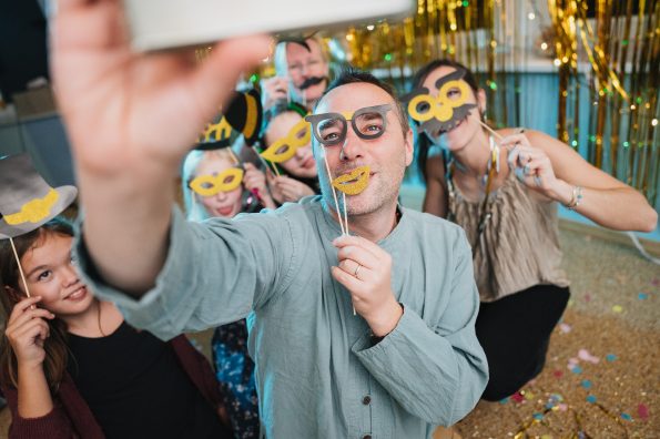Silvester mit der Familie in den Jugendherbergen Nordmark, Familie beim Feiern, Lustige Bilder zu Silvester