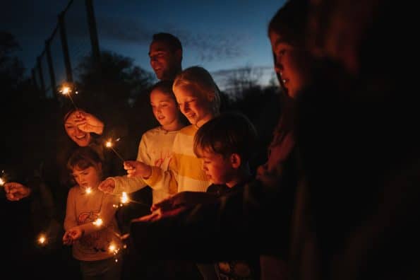 Silvester mit der Familie in den Jugendherbergen Nordmark, Familie beim Feiern, Wunderkerzen