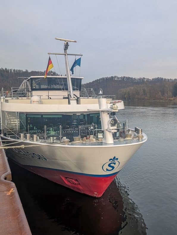Nicko VISION Flusskreuzfahrtschiff auf der Donau bei herbstlichem Wetter