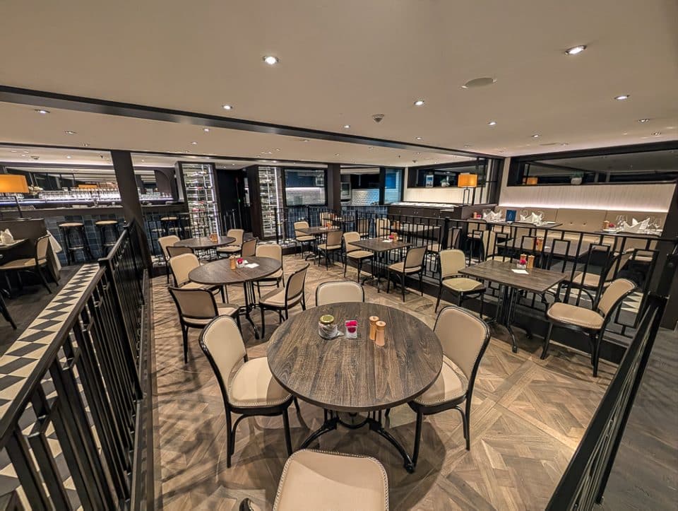 Innenbereich der Nicko VISION mit Blick auf die vorbeiziehende Donau