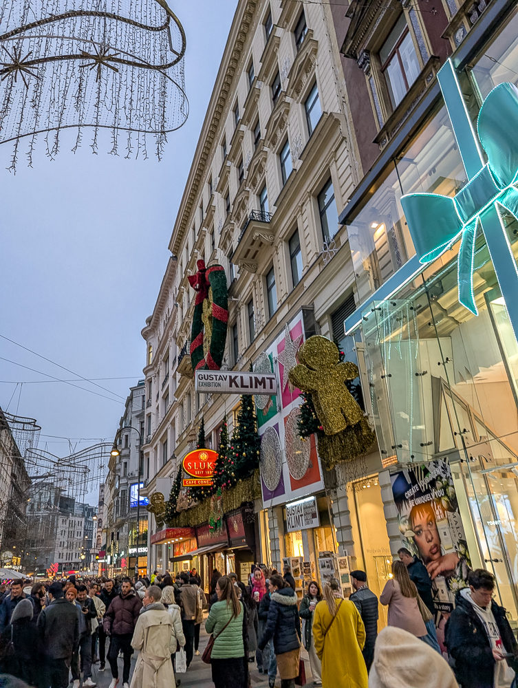 Straßen in Wien mit vorweihnachtlicher Beleuchtung