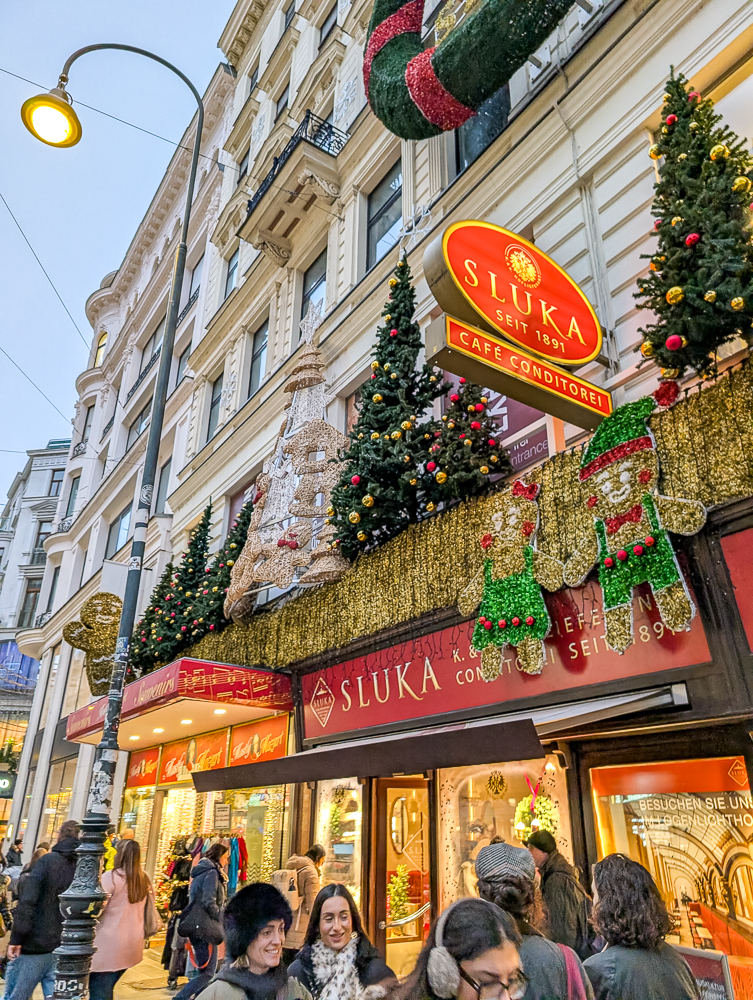 Straßen in Wien mit vorweihnachtlicher Beleuchtung