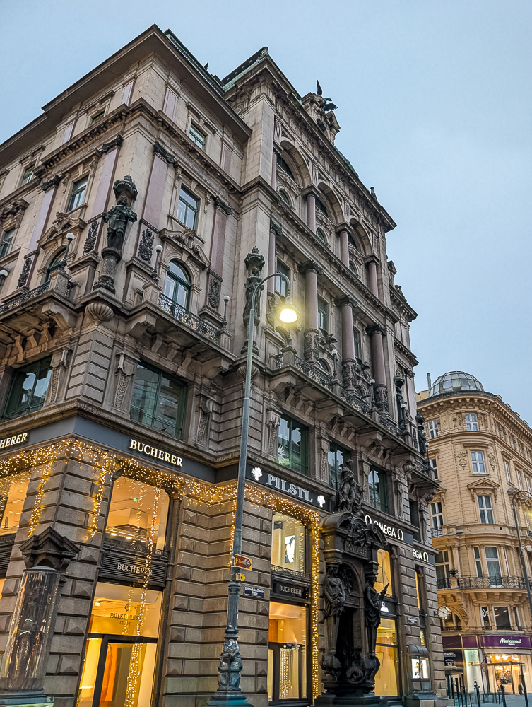 Straßen in Wien mit vorweihnachtlicher Beleuchtung