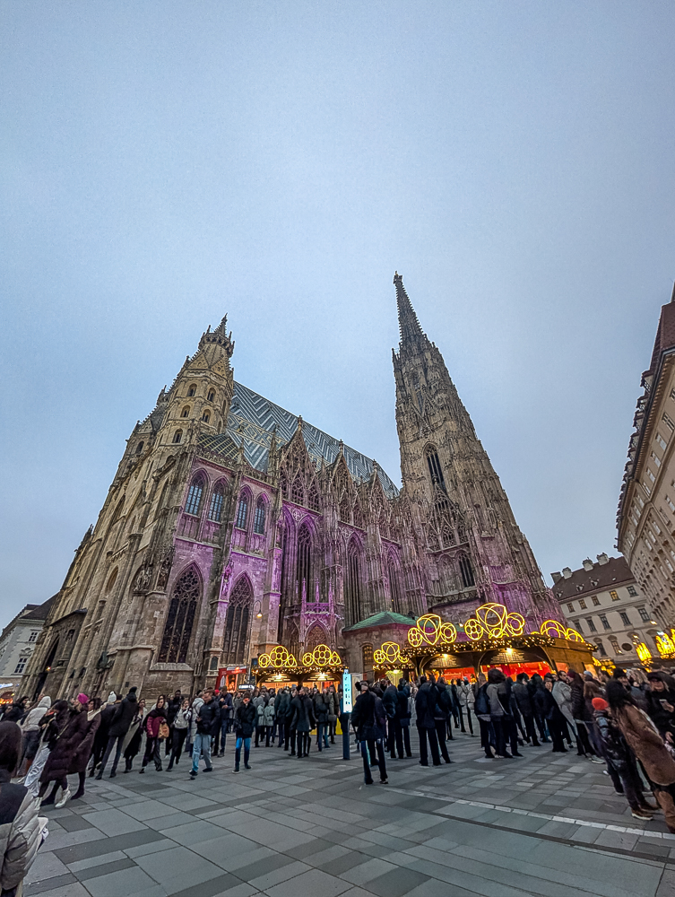 Stephansdom in Wien bei herbstlichem Wetter