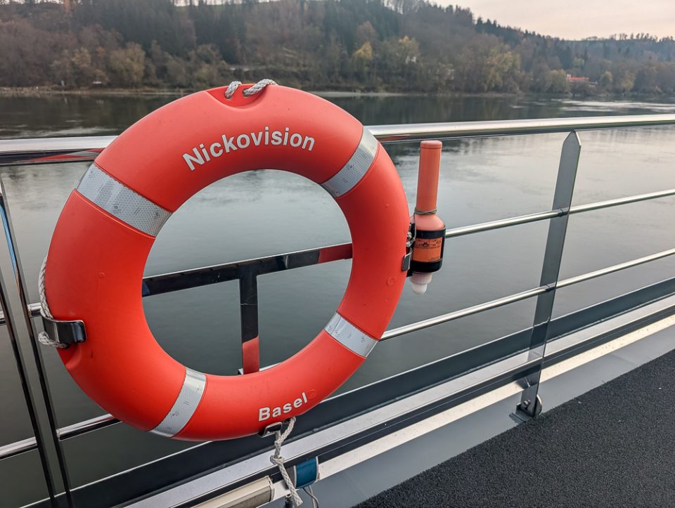 Blick auf die Reling und den Rettungsring der Nicko VISION während der Donaukreuzfahrt