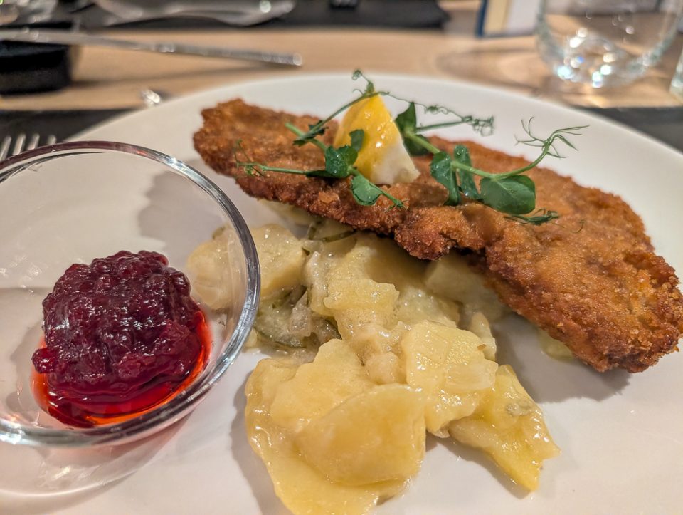 Hauptgang beim Abendessen während der Donaukreuzfahrt mit Nicko Cruises