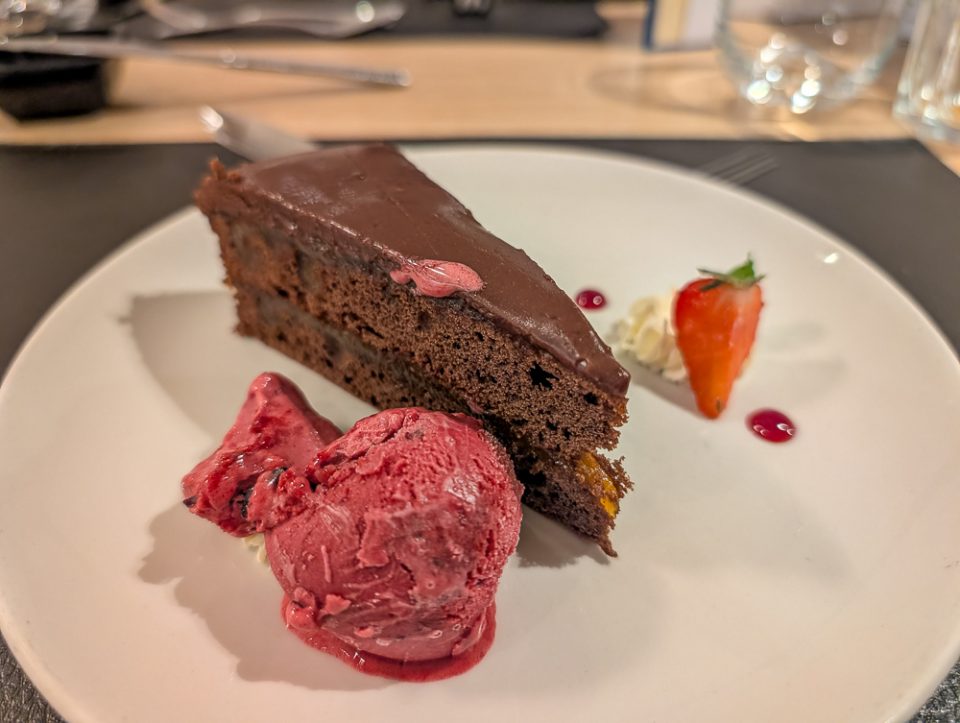 Dessert beim Gala-Dinner an Bord der Nicko VISION