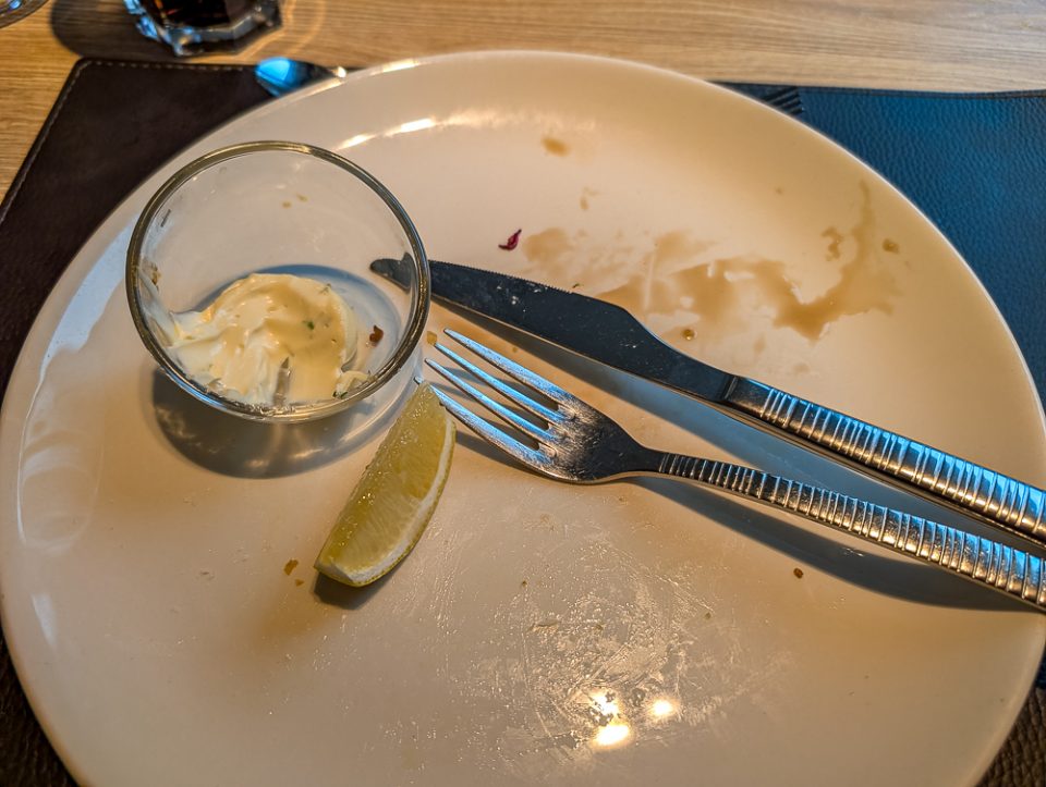 Leerer Teller nach dem Hauptgang, das Abendessen an Bord der Nicko VISION war einfach zu gut