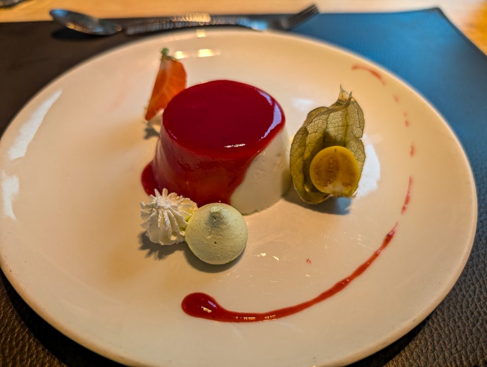 Dessert während der Fahrt auf der Donau an Bord der Nicko VISION