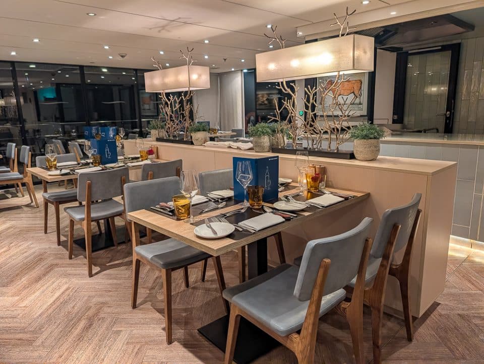 Innenbereich der Nicko VISION mit Blick auf die vorbeiziehende Donau