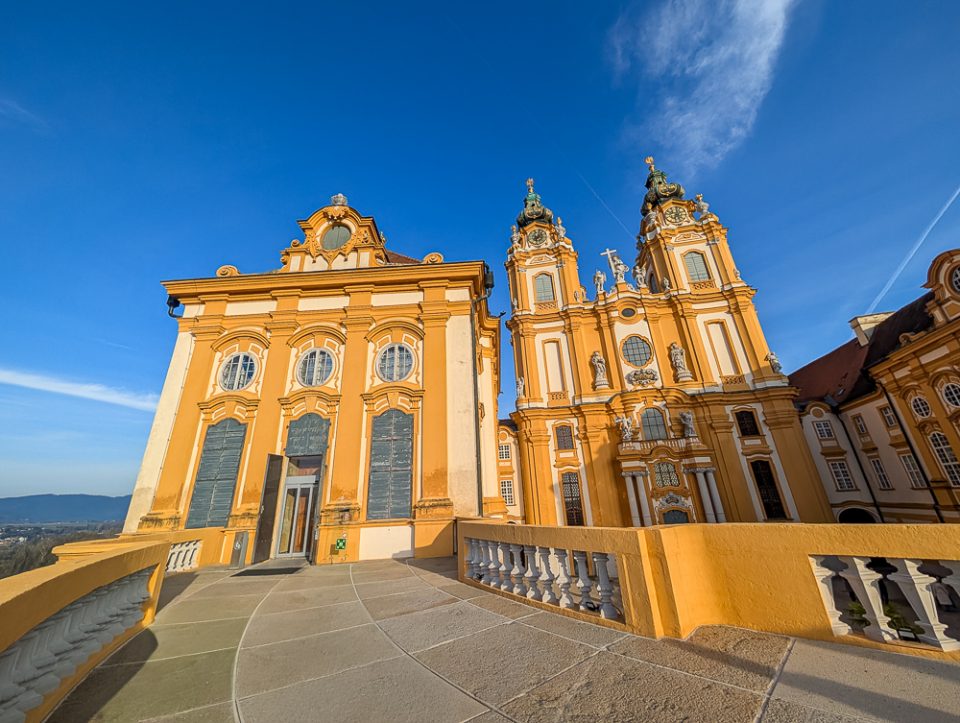 Stift Melk hoch über der Donau bei sonnigem Herbstwetter